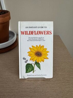 An Instant Guide to Wildflowers - White & Yellow Illustrated Hardcover